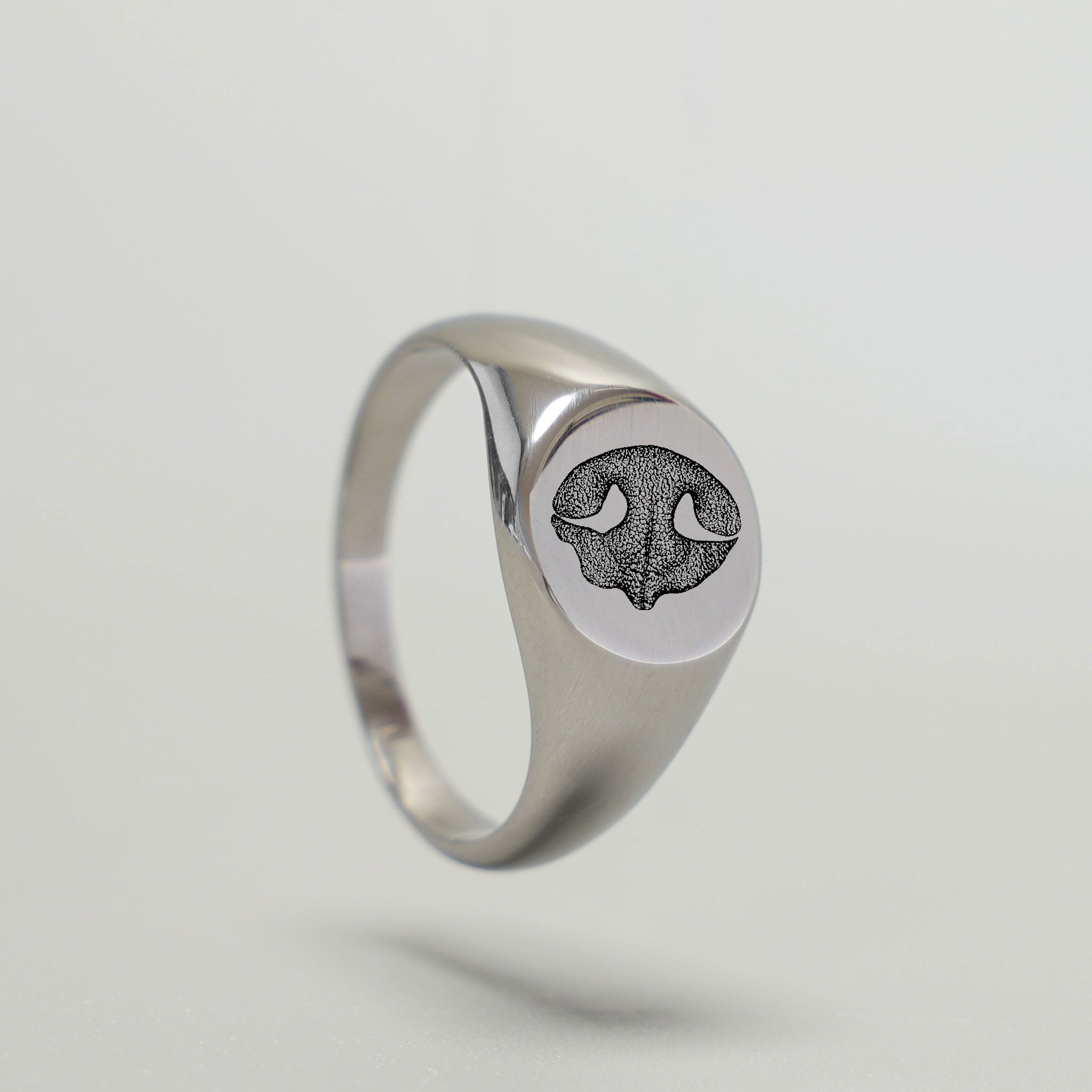 Silberner Siegelring aus Edelstahl mit tiefengraviertem Nasenabdruck eines Hundes