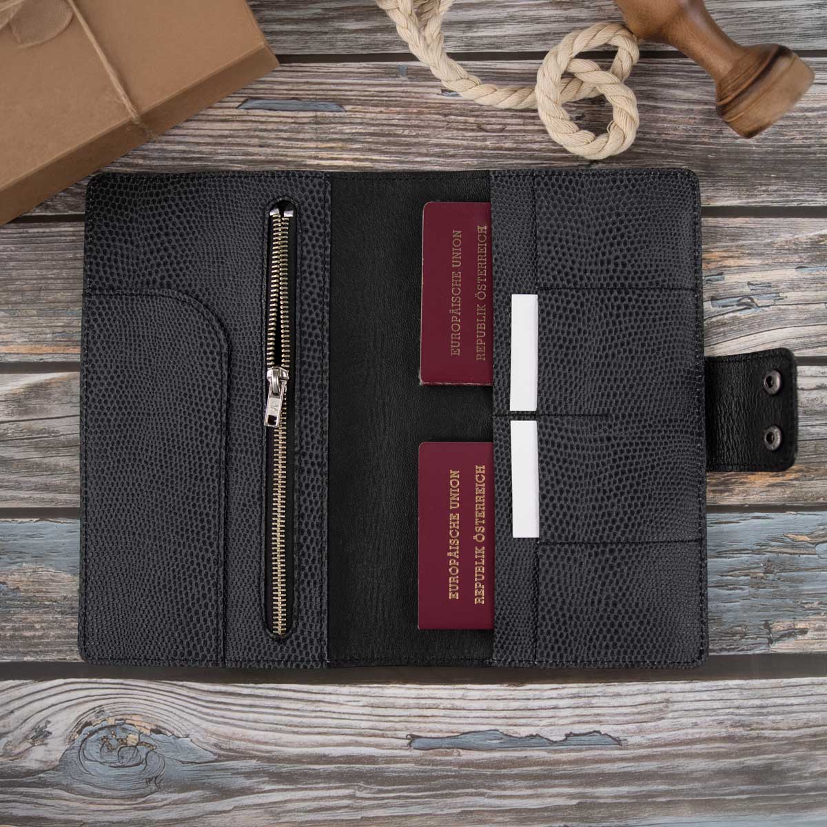 Befülltes Reise-Etui im Hochformat. Die funktionale Innenaufteilung mit schwarzem Lammnappa bietet sicheren Platz für EU-Reisepässe, Kreditkarten und wichtige Reiseunterlagen.