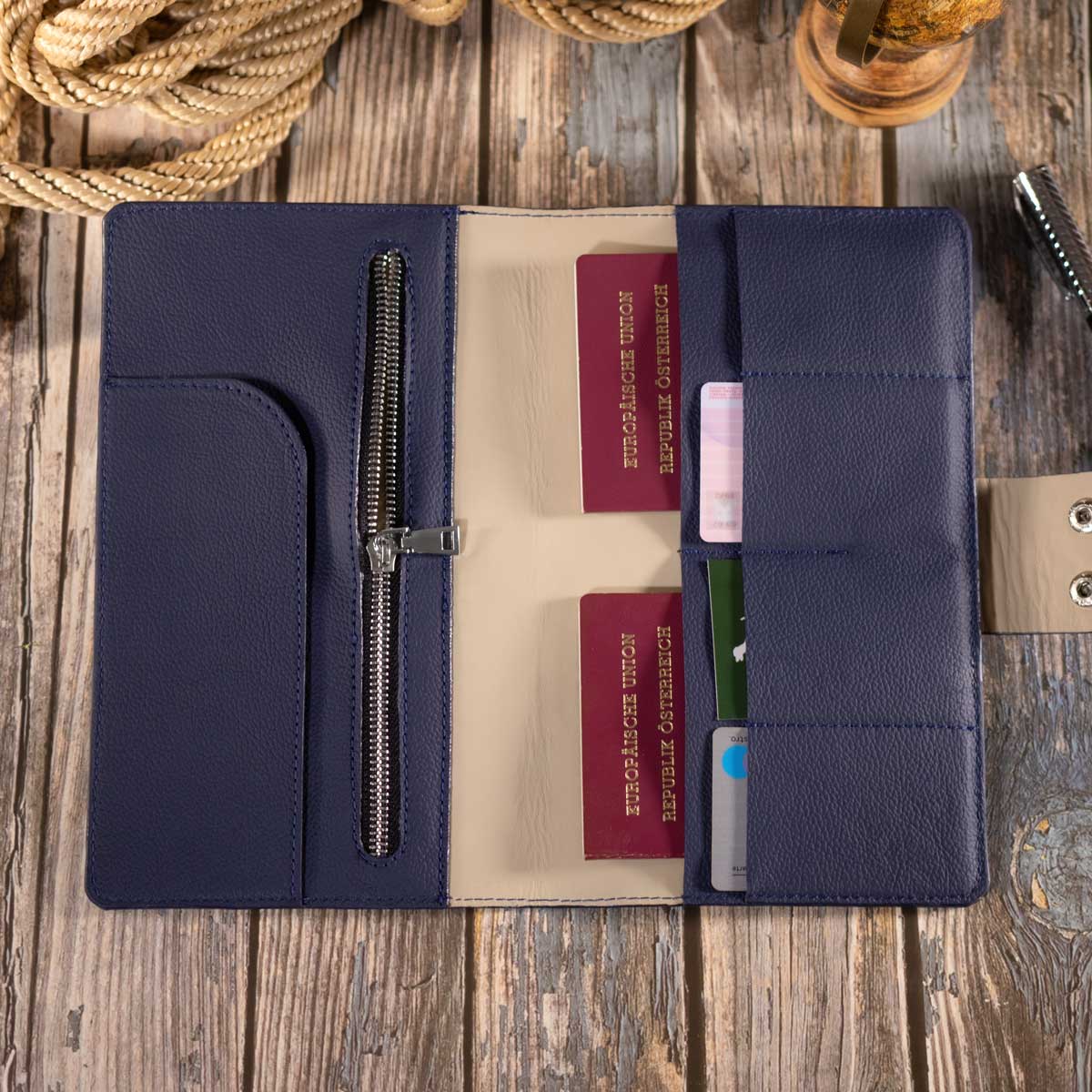 Das befüllte Reise-Etui aus Leder zeigt die praktische Innenaufteilung mit sicher verstauten EU-Reisepässen, Tickets und Kreditkarten am Check-in.
