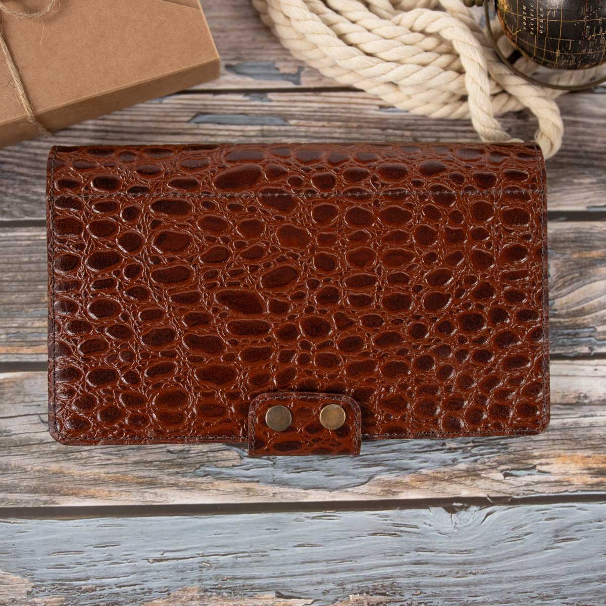 Geschlossenes Reise-Etui aus schwerem italienischem Taschenleder mit whiskey-farbener Krokodilprägung und sicherem Druckknopfverschluss.