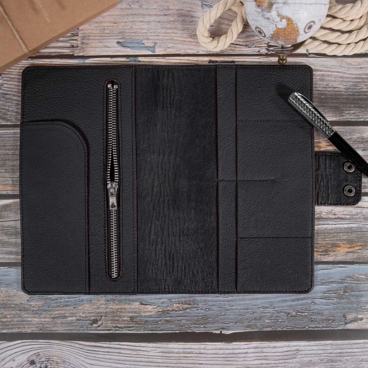 Die geöffnete Innenansicht des leeren Kroko-Travel-Wallets zeigt das edle schwarze Rindsnappa, vier Kartenfächer und das sichere Reißverschlussfach