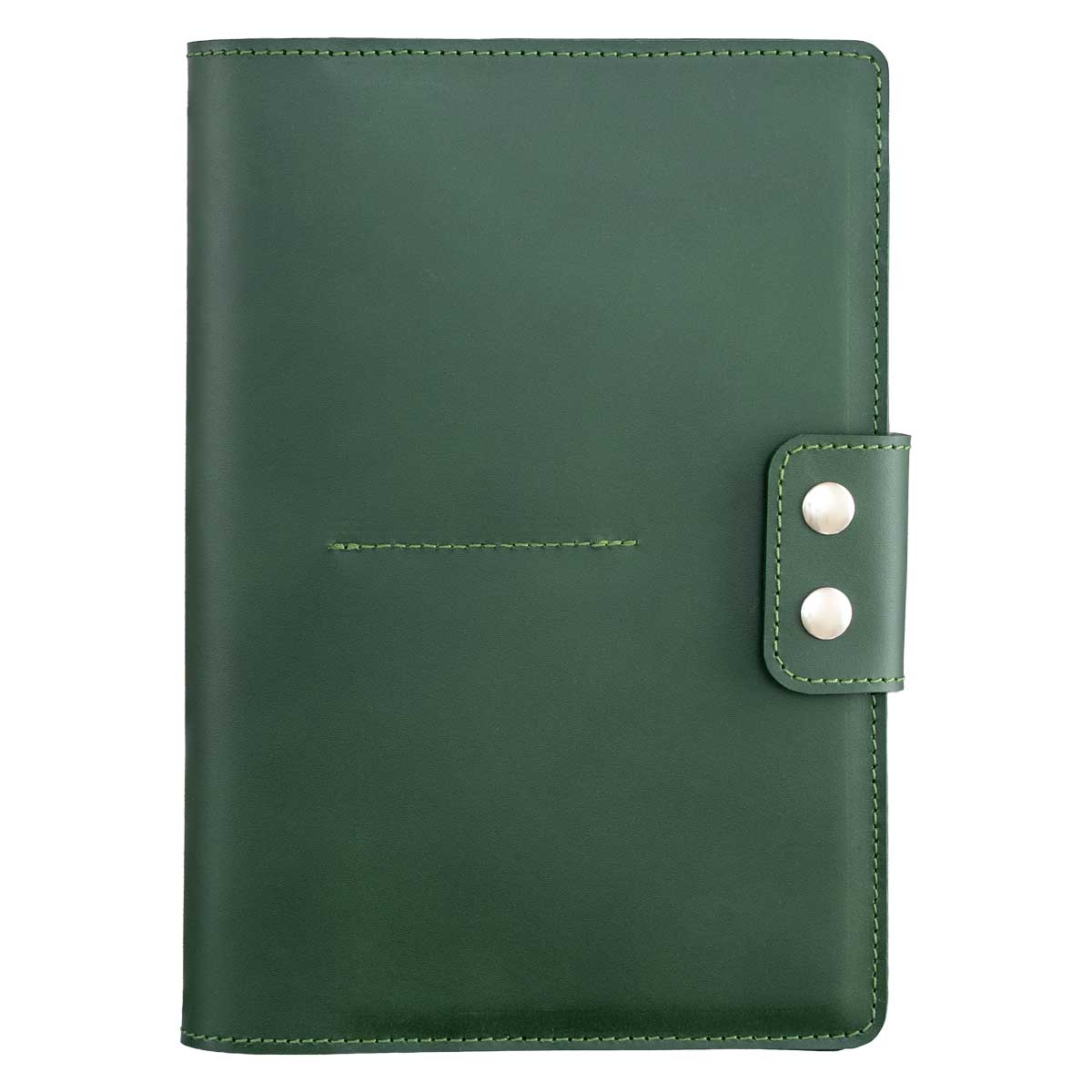 Freigestelltes, dunkelgrünes Travel Wallet. Die saubere Kantenverarbeitung und das minimalistische Design unterstreichen die hohe Qualität der handgefertigten Lederwaren
