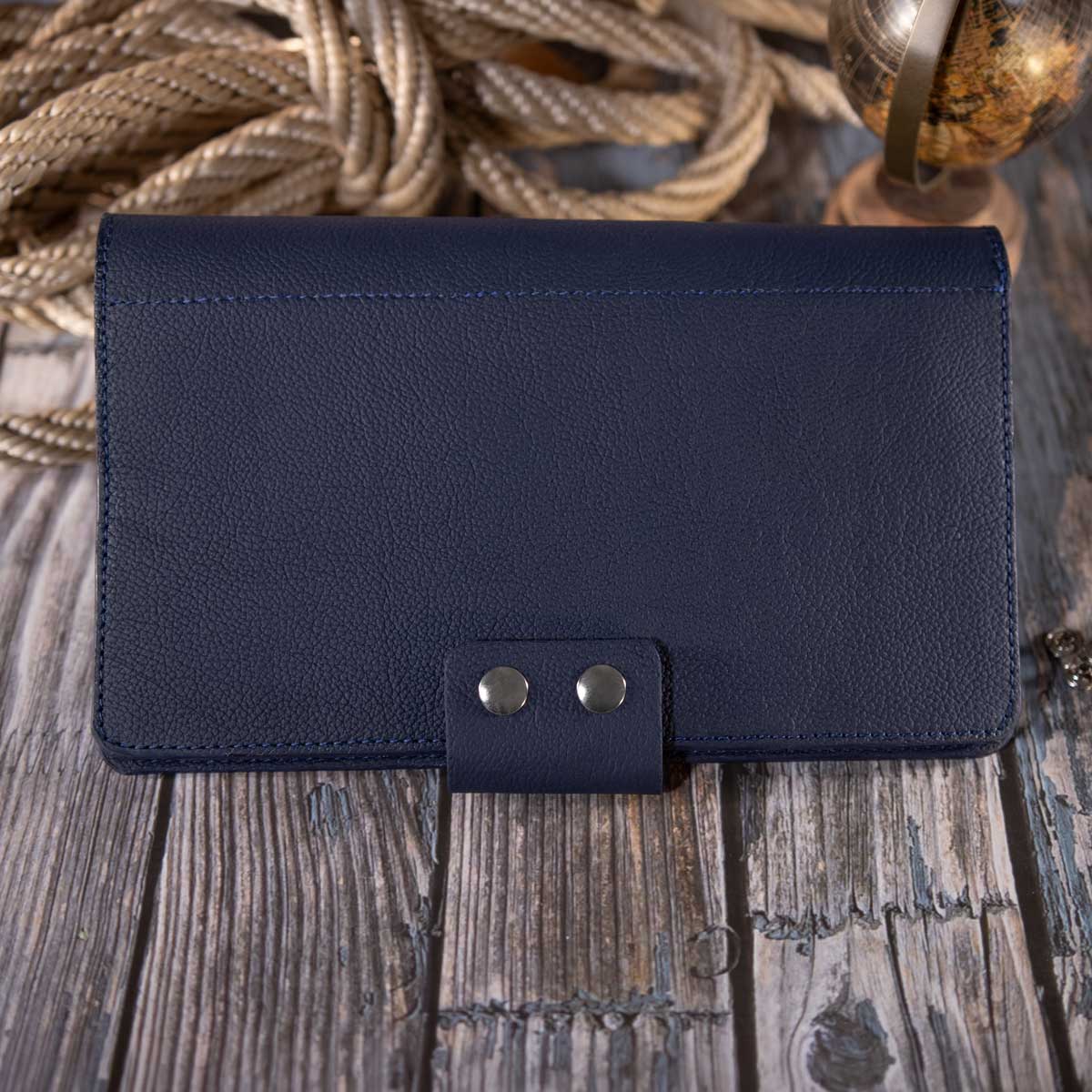 Geschlossenes Travel Wallet für zwei Pässe aus schwerem italienischem Rindsnappa in der Farbe French Navy mit sicherem Doppel-Druckknopfverschluss.