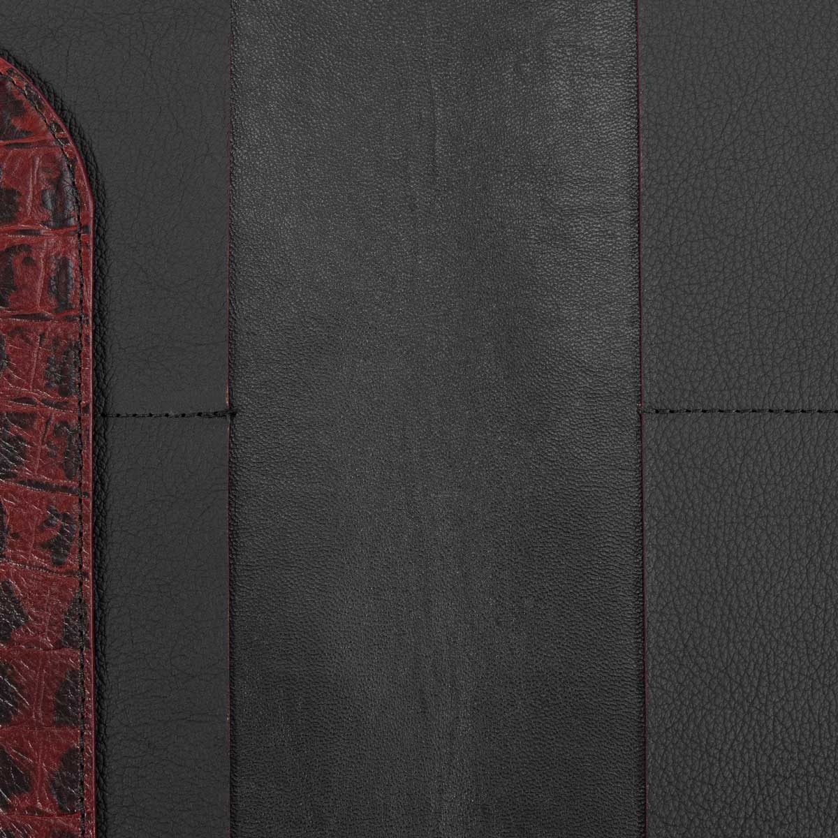 Detailansicht des geöffneten Leder-Reise-Etuis. Sichtbar ist das exklusive Manufaktur-Highlight: Die offenen Innenkanten wurden in edlem Rubinrot handlackiert