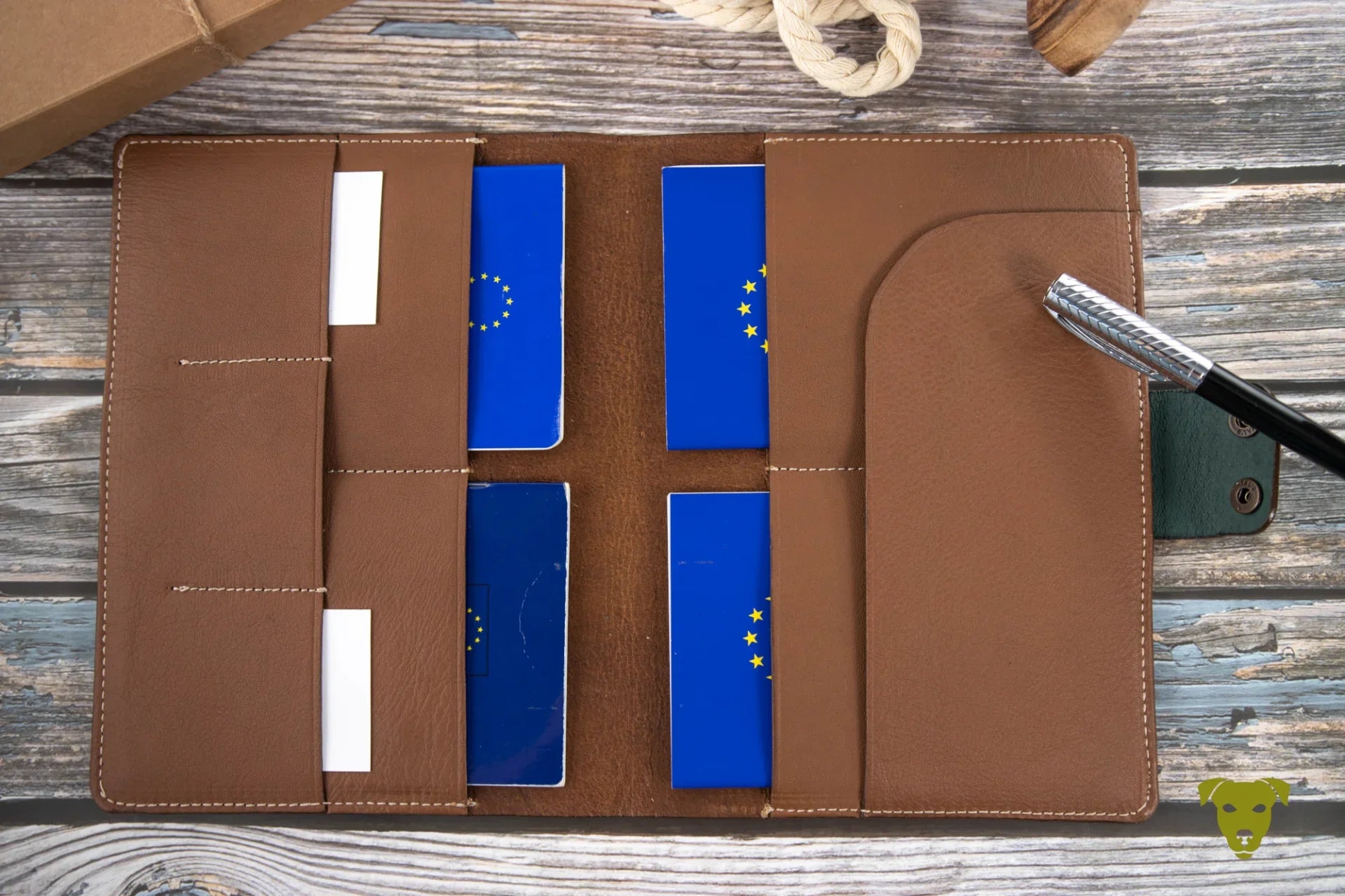 Travel Wallet HASELNUSS für 4 Pässe