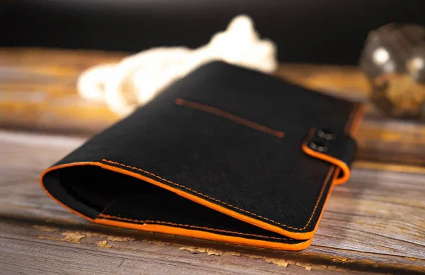 Impfpasshülle aus schwarzem Leder mit Kontrastnähten