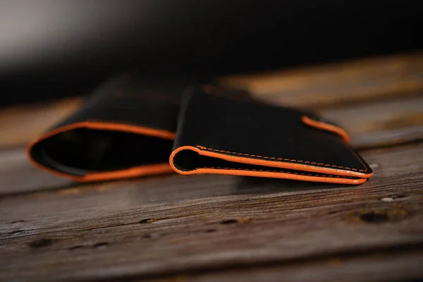 Impfpasshülle aus schwarzem Leder mit Kontrastnähten