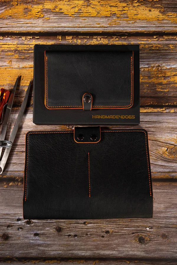 Impfpasshülle aus schwarzem Leder mit Kontrastnähten