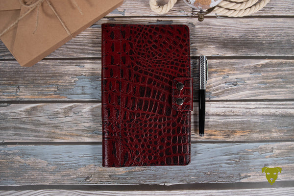 travel wallet aus kroko geprägtem Rindsleder in weinrot