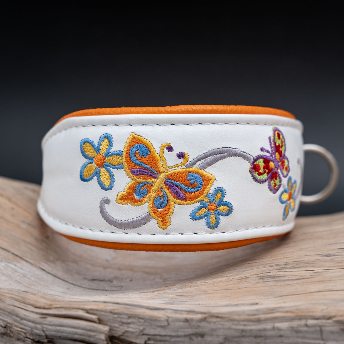 Handbesticktes Whippet Halsband mit bunten Schmetterlingen und Blumenmotiven