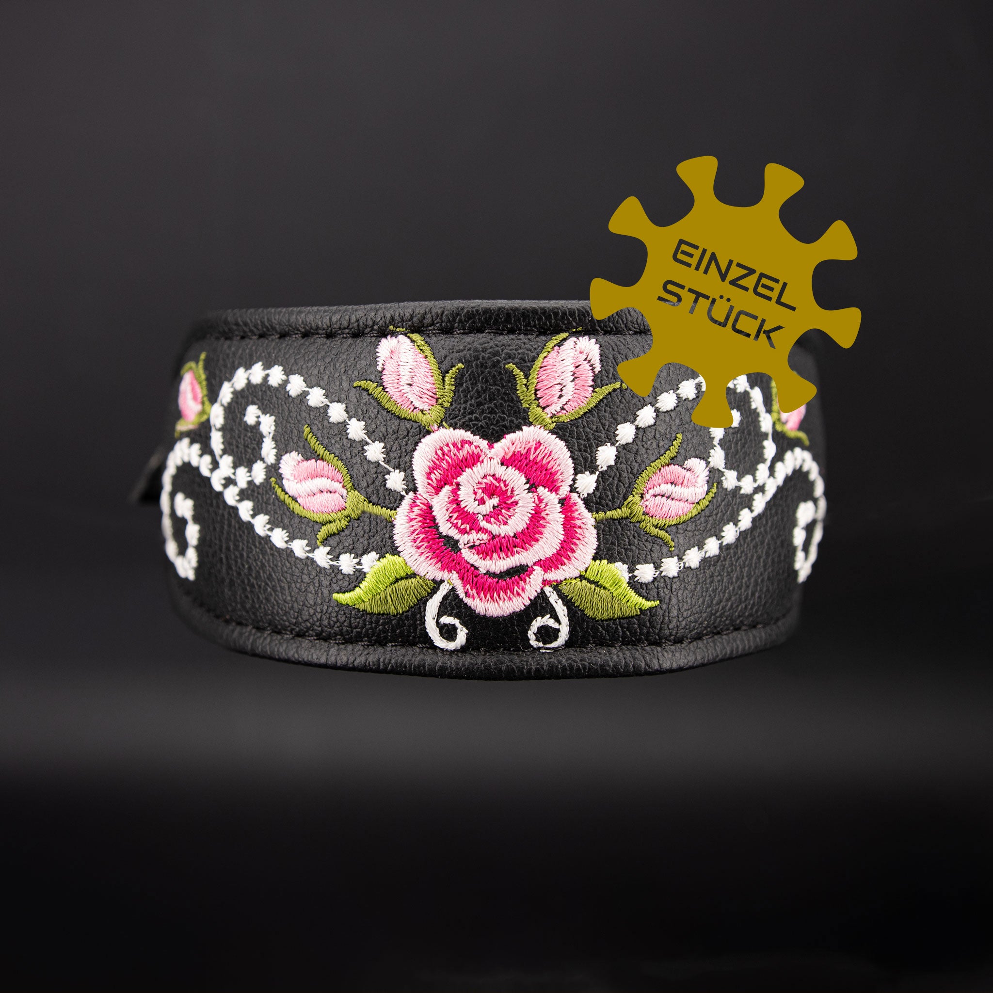 Besticktes Windhundhalsband aus schwarzem Leder mit Rosen-Motiv (Frontalansicht)