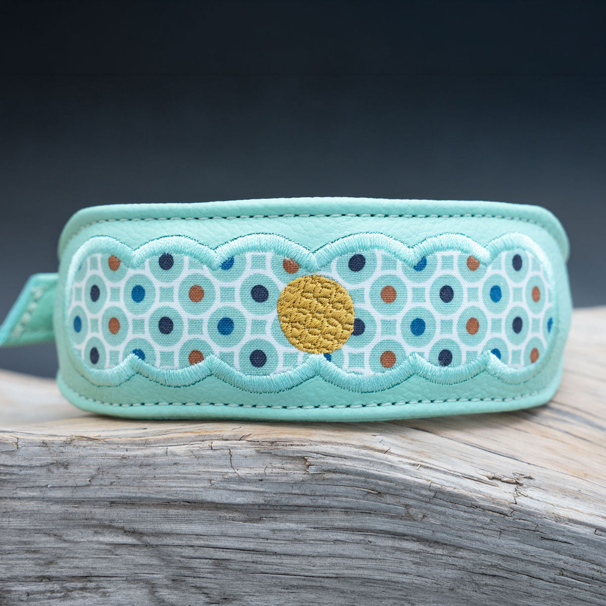 Breites Whippet-Halsband aus mintgrünem Nappaleder mit aufwendiger Kreis-Stickerei und Gold-Ornament.