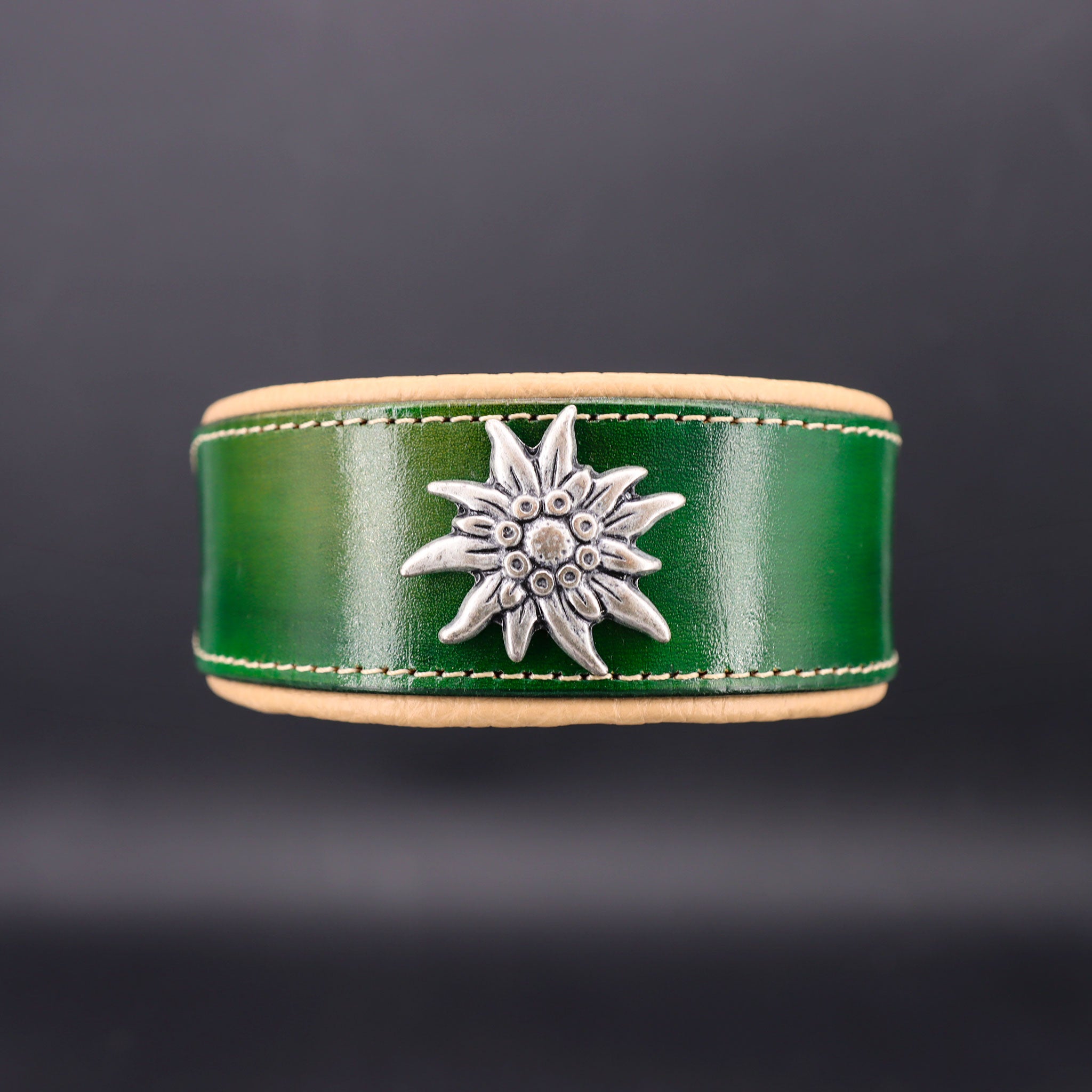 Breites Whippet-Hundehalsband aus grünem Leder mit großem Edelweiß-Beschlag