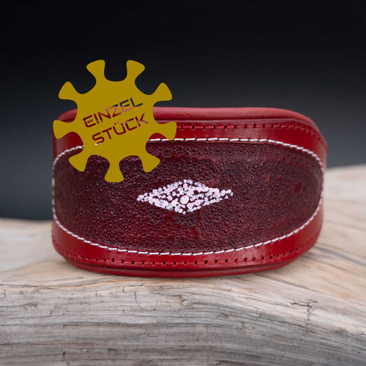 Elegantes rubinrotes Whippet-Lederhalsband mit 6cm Breite und exklusivem Rochenmuster auf hellem Holz präsentiert