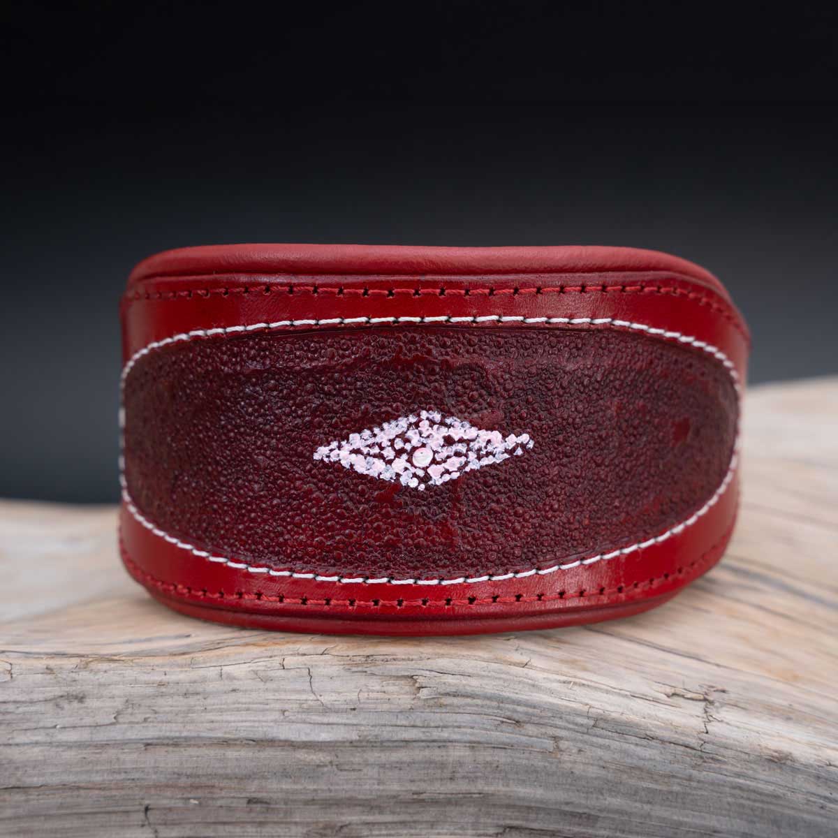 Elegantes rubinrotes Whippet-Lederhalsband mit 6cm Breite und exklusivem Rochenmuster auf hellem Holz präsentiert