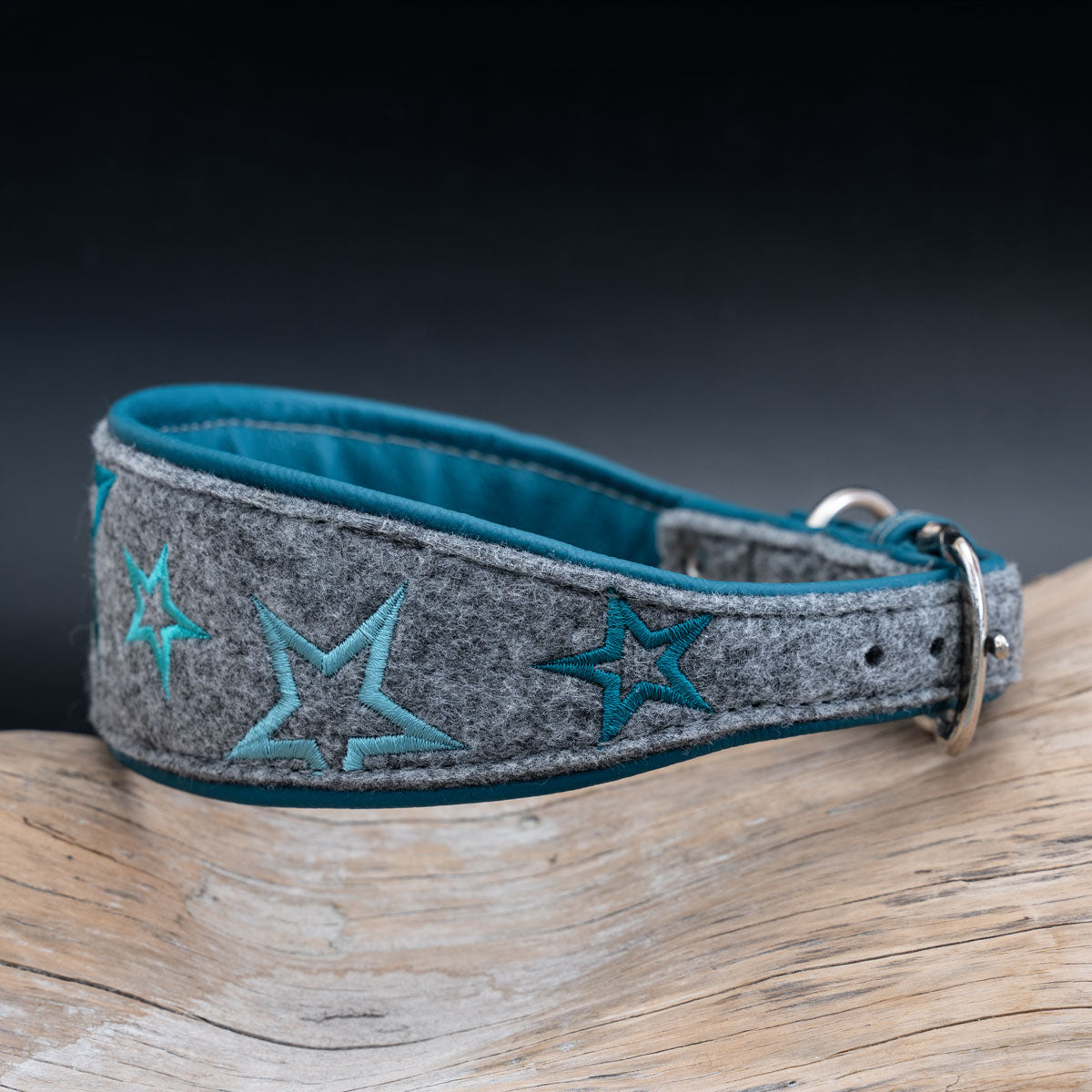 Seitenansicht des Halsbands mit den gestanzten Löchern für den Schnallenverschluss