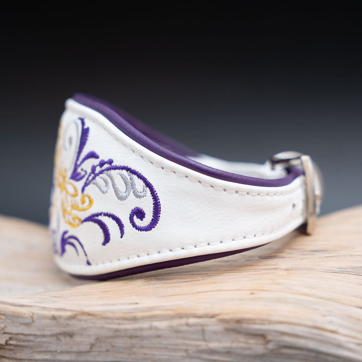 Seitliche Ansicht des bestickten Whippet Halsbands Dragonfly aus weiß-lila Nappaleder