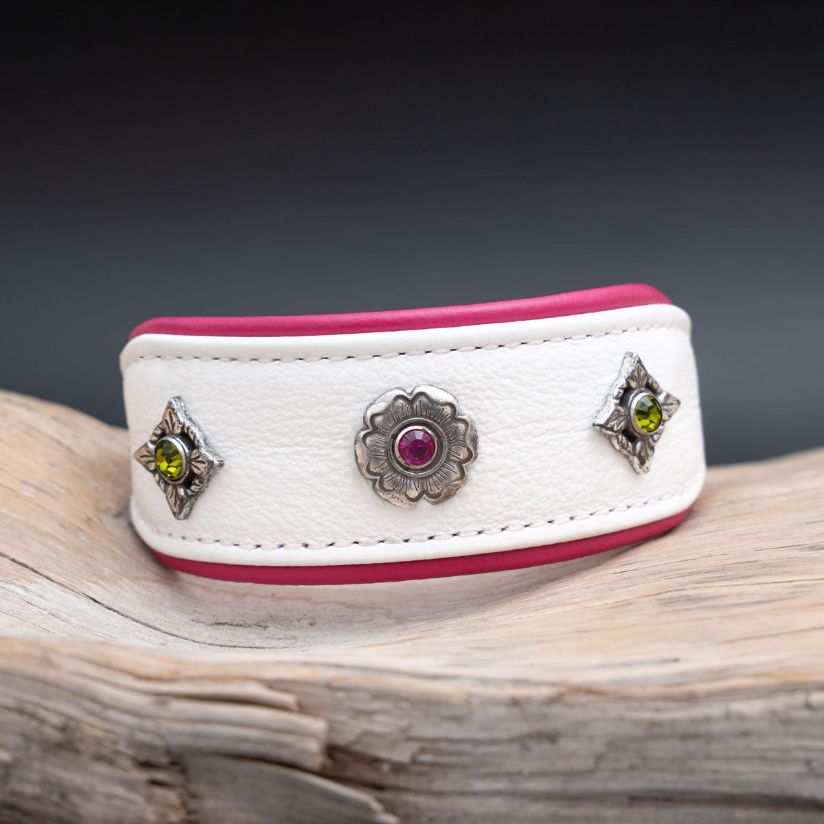 Vorderansicht des Halsbands mit floralen japanischen Conchos und grünen sowie pinken Kristall-Rivets