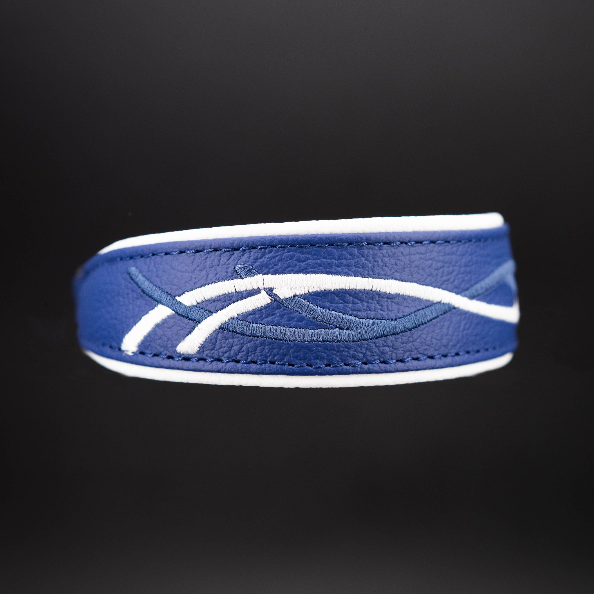 Detailaufnahme der Stickerei auf dem aralblauen Rindsnappaleder