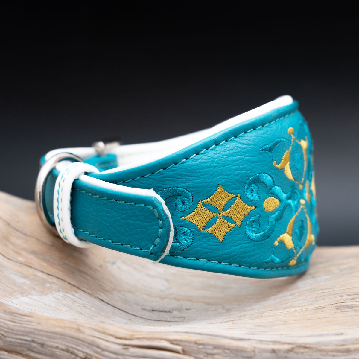 Seitliche Ansicht des bestickten Windhundhalsbands Oriental aus türkisfarbenem Leder von handmade4dogs.