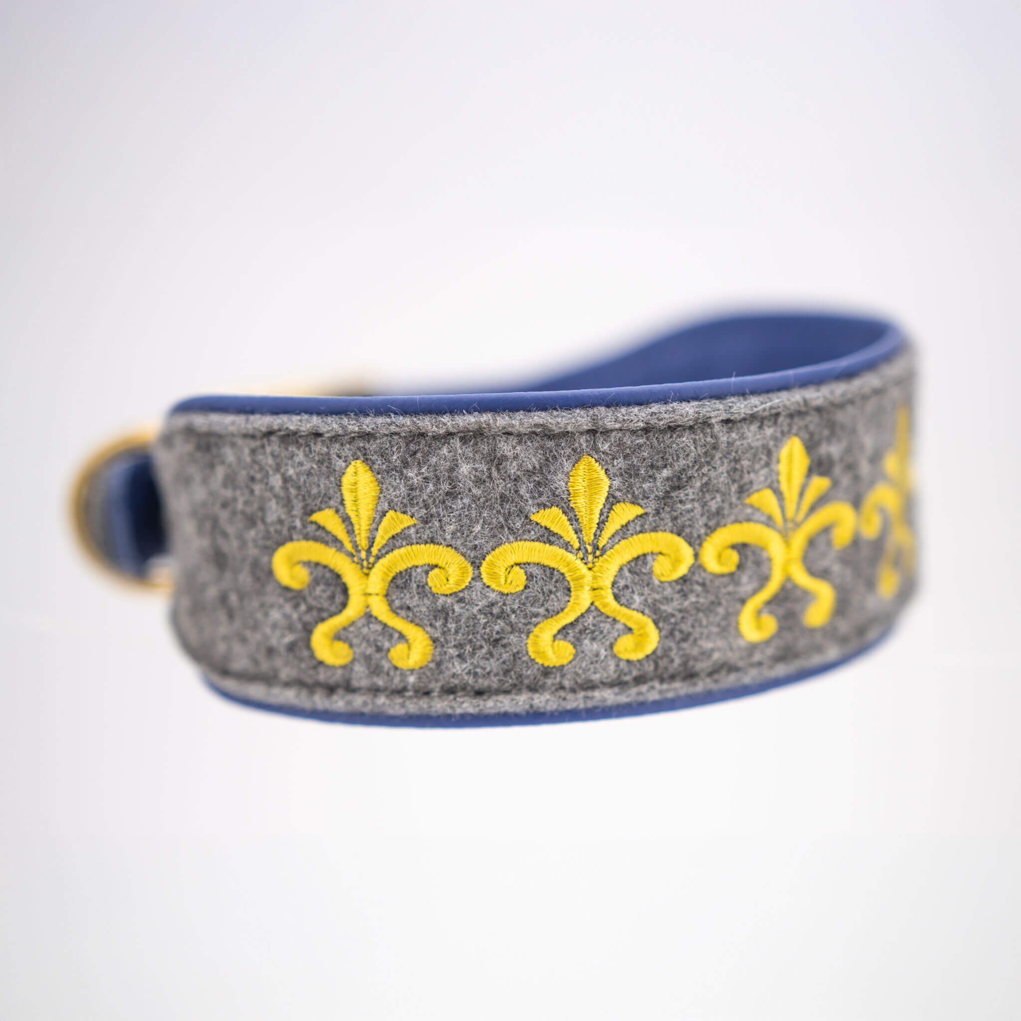 Breites Windhundhalsband aus Filz und blauem Leder perspektivische Ansicht