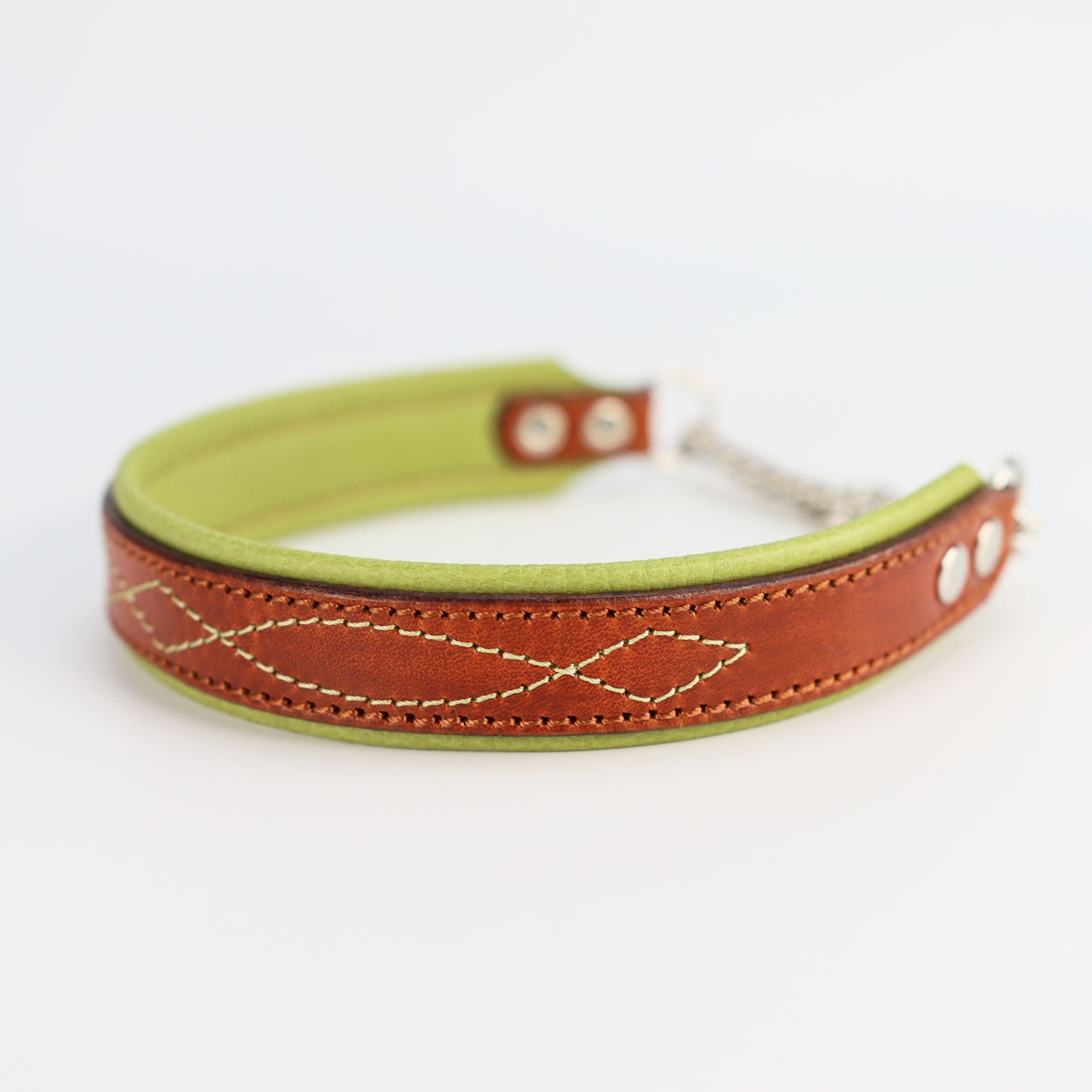 Seitliche Ansicht des Riemenhalsbands mit ergonomischer Verjüngung