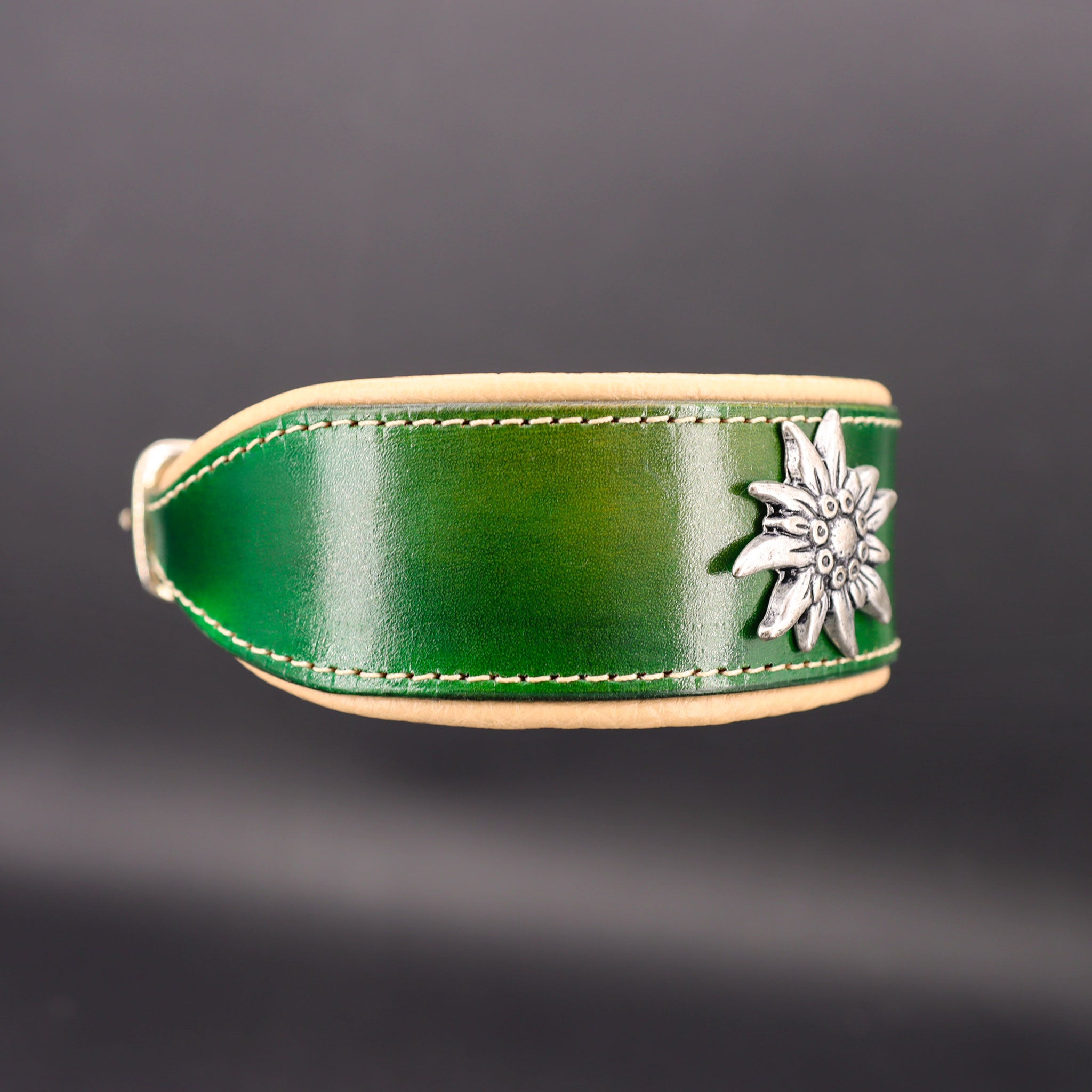 Seitenansicht des handgefärbten grünen Lederhalsbands in verjüngender Form