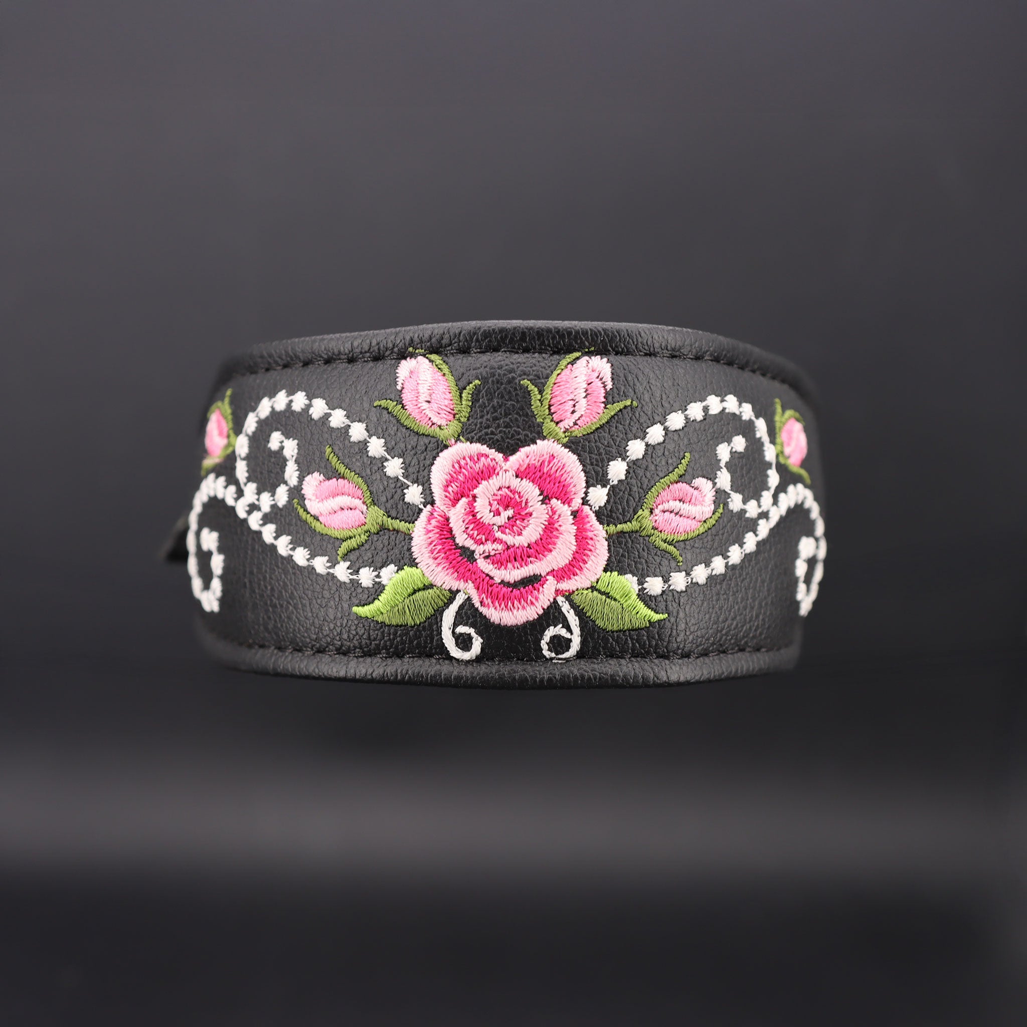 Besticktes Windhundhalsband aus schwarzem Leder mit Rosen-Motiv (Frontalansicht)