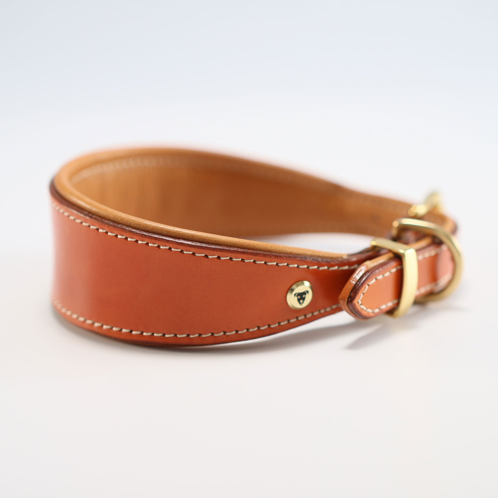 Detail der weichen Nappaleder-Fütterung und des Logos am Windhundhalsband