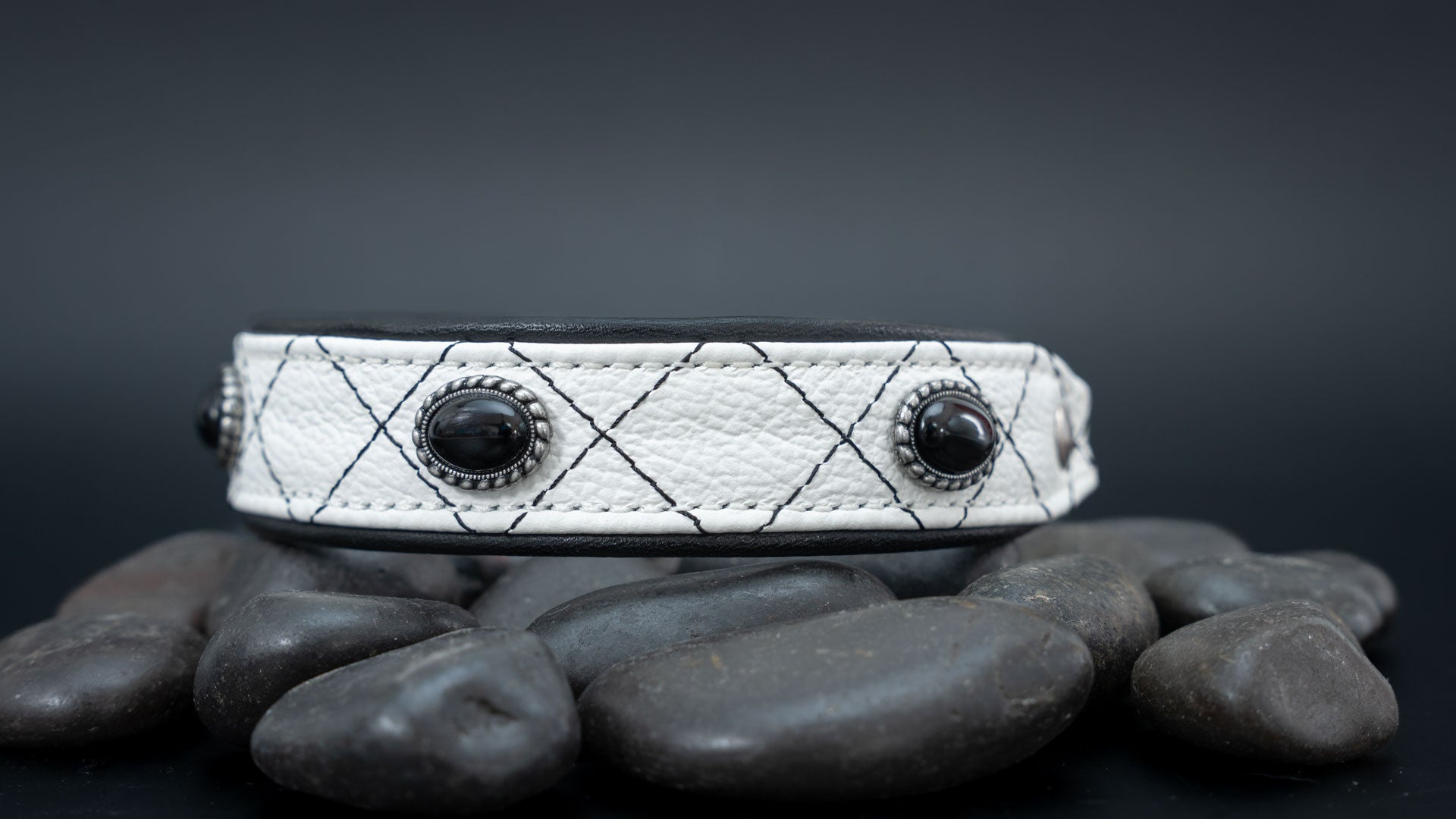 Weißes Nappaleder-Windhundhalsband mit schwarzer Steppung und Onyx-Cabochons in Seitenansicht