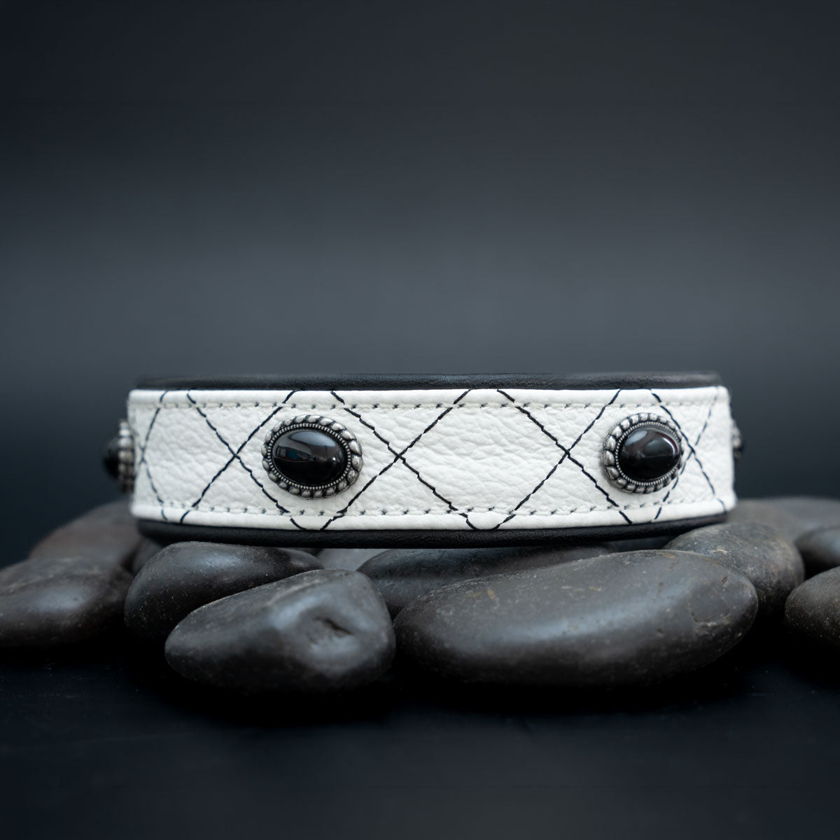 Weiß-schwarzes Windhundhalsband mit vier echten Onyx-Steinen und Rhombensteppung