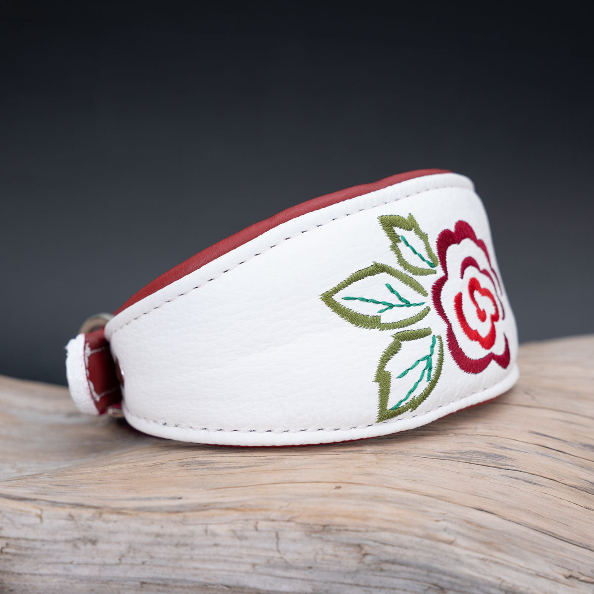 Schrägansicht des 5,5 cm breiten Windhundhalsbands Rosenband mit gestickter Rose