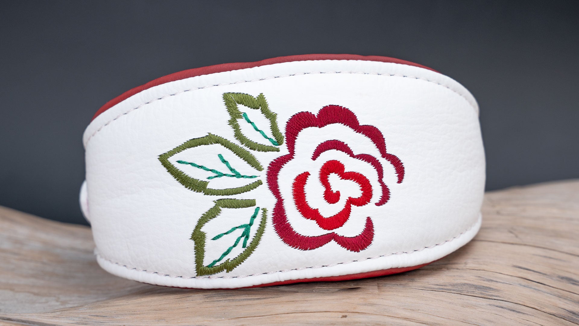 Windhundhalsband Rosenband aus weißem Nappaleder mit stilisierter roter Rose und grünen Blättern