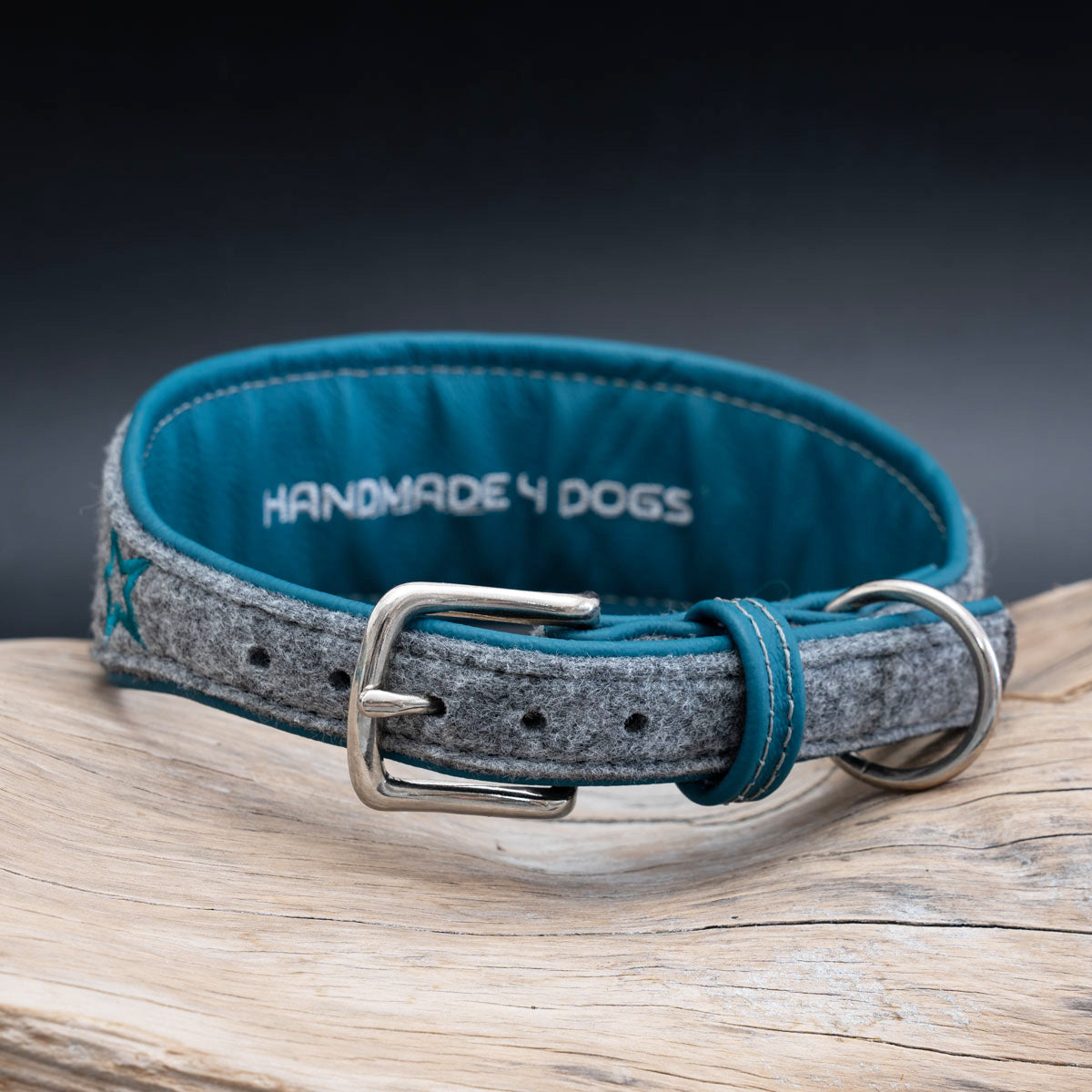 Verstellbarer Schnallenverschluss mit Dornschließe und Handmade4dogs-Schriftzug innen