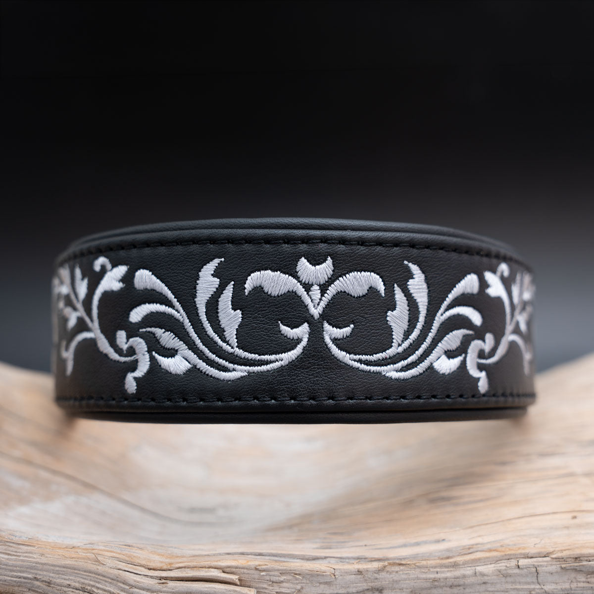 Breites Windhundhalsband aus schwarzem Nappaleder mit mittig angeordneter silberner Ornamentstickerei.