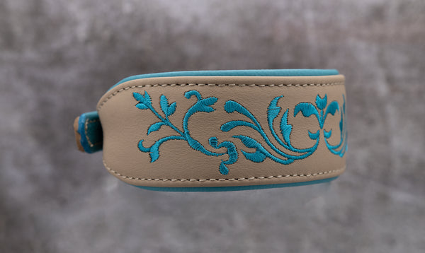 Hundehalsband feinst bestickt, handgefertigte Hundehalsbänder aus Meisterhand. Fettleder Halsband, Riemen Halsband oder klassisches Nappa Halsband, mit Lasergravur, Heiß Geprägt oder feinst bestickt, handmade-4-dogs