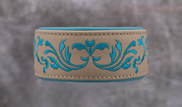 Hundehalsband feinst bestickt, handgefertigte Hundehalsbänder aus Meisterhand. Fettleder Halsband, Riemen Halsband oder klassisches Nappa Halsband, mit Lasergravur, Heiß Geprägt oder feinst bestickt, handmade-4-dogs