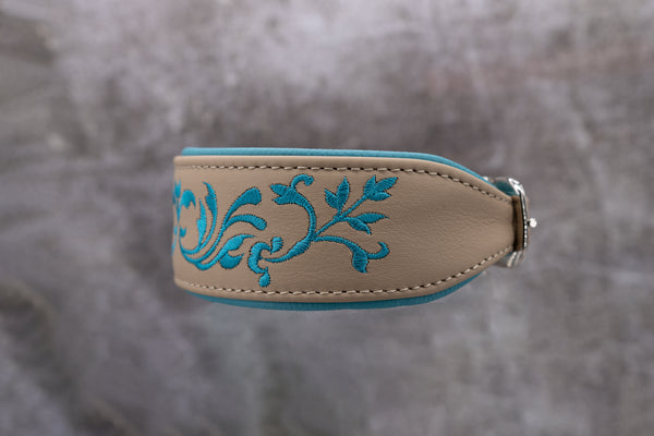 Hundehalsband feinst bestickt, handgefertigte Hundehalsbänder aus Meisterhand. Fettleder Halsband, Riemen Halsband oder klassisches Nappa Halsband, mit Lasergravur, Heiß Geprägt oder feinst bestickt, handmade-4-dogs