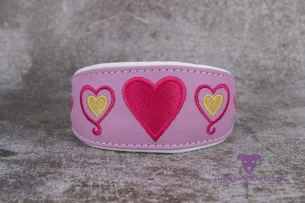 Hundehalsband feinst bestickt, handgefertigte Hundehalsbänder aus Meisterhand. Fettleder Halsband, Riemen Halsband oder klassisches Nappa Halsband, mit Lasergravur, Heiß Geprägt oder feinst bestickt, handmade-4-dogs