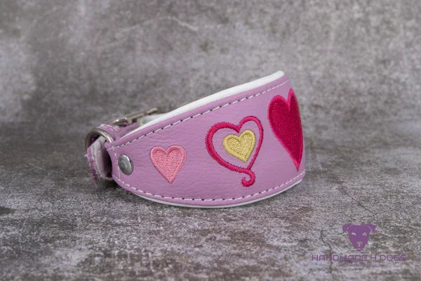 Hundehalsband feinst bestickt, handgefertigte Hundehalsbänder aus Meisterhand. Fettleder Halsband, Riemen Halsband oder klassisches Nappa Halsband, mit Lasergravur, Heiß Geprägt oder feinst bestickt, handmade-4-dogs