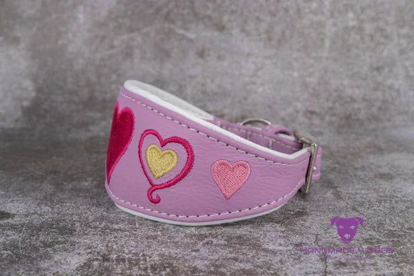 Hundehalsband feinst bestickt, handgefertigte Hundehalsbänder aus Meisterhand. Fettleder Halsband, Riemen Halsband oder klassisches Nappa Halsband, mit Lasergravur, Heiß Geprägt oder feinst bestickt, handmade-4-dogs