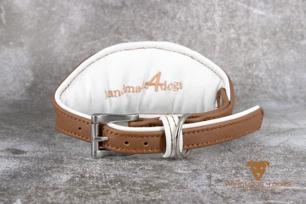 Hundehalsband feinst bestickt, handgefertigte Hundehalsbänder aus Meisterhand. Fettleder Halsband, Riemen Halsband oder klassisches Nappa Halsband, mit Lasergravur, Heiß Geprägt oder feinst bestickt, handmade-4-dogs