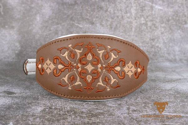 Hundehalsband feinst bestickt, handgefertigte Hundehalsbänder aus Meisterhand. Fettleder Halsband, Riemen Halsband oder klassisches Nappa Halsband, mit Lasergravur, Heiß Geprägt oder feinst bestickt, handmade-4-dogs