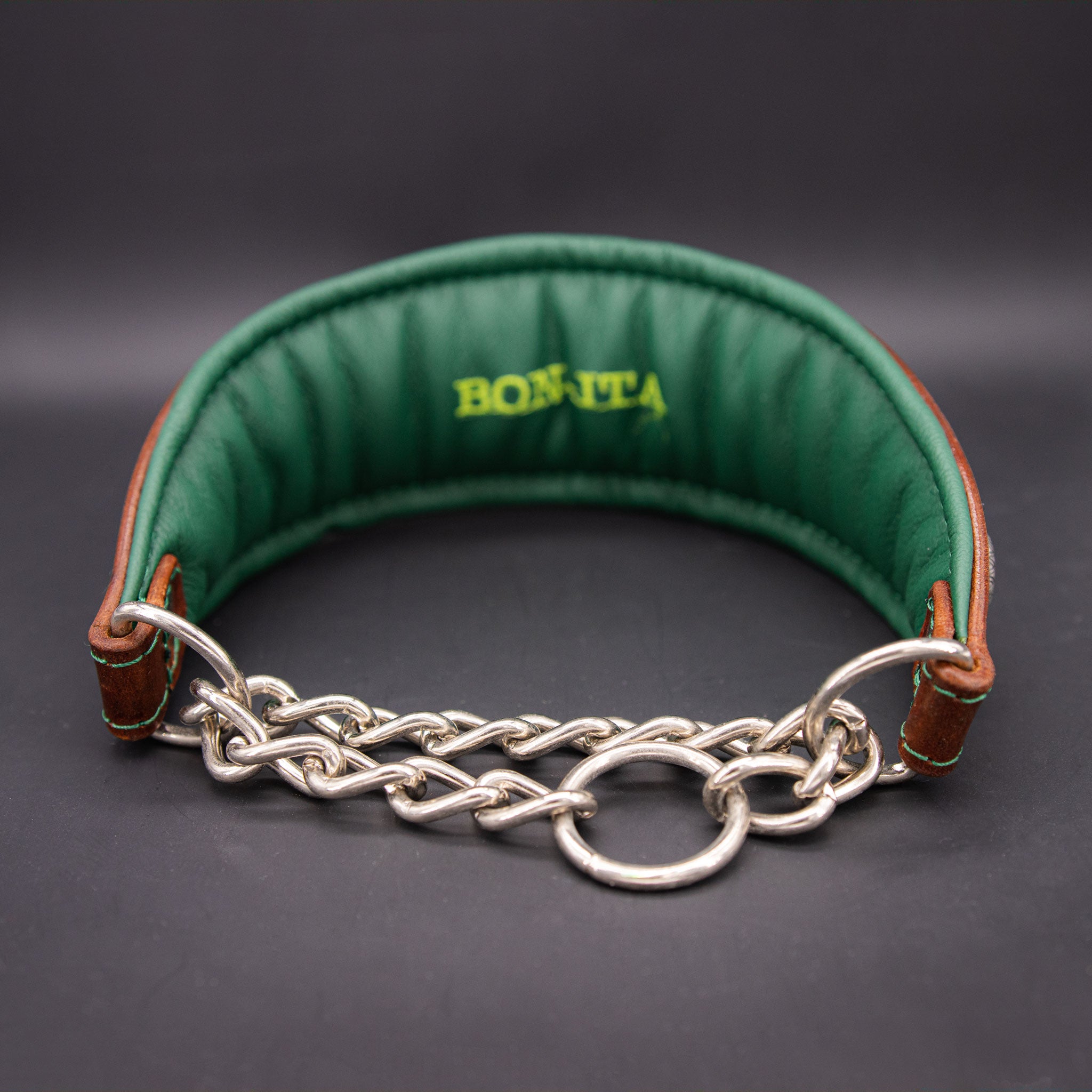 Innenansicht des Halsbandes mit jagdgrünem Nappaleder und silbernem Kettenzug