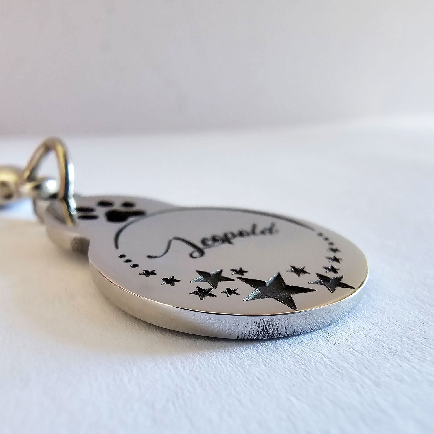 Edelstahl-Hundemarke-tiefengraviert-in-Kürbisform-mit-Sternen-und-dem-Rufnamen-Leopold-gut-zu-erkennen-dass-die-Marken-bei-handmade4dogs-tiefengraviert-werden-und-nicht-nur-markiert