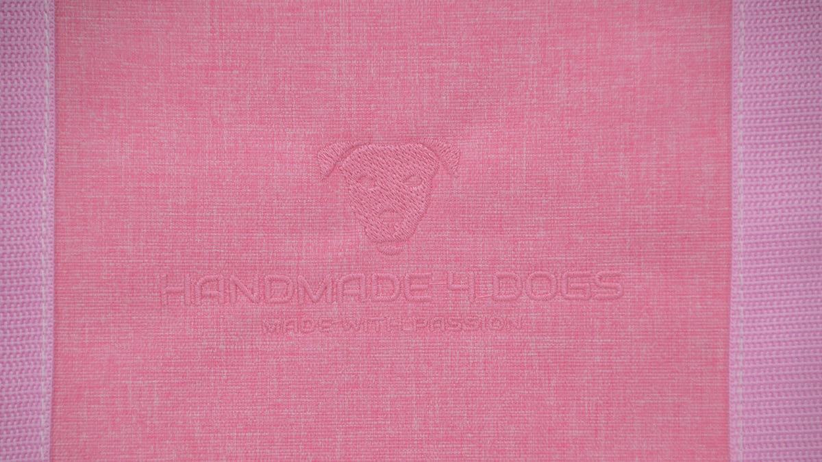 1. Logo-Detail des Dog Bed To Go Dirndl auf rosa Außenmaterial in Leinenoptik