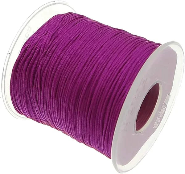 Makramee-Armband mit lasergraviertem Charm