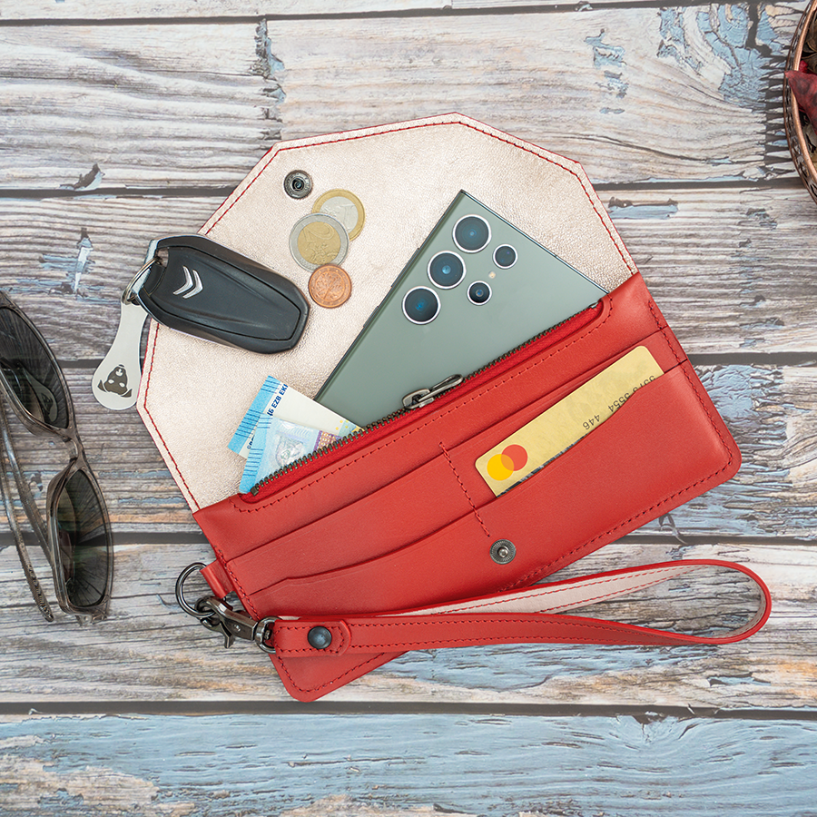 rote Clutch mit dem besonderen Etwas