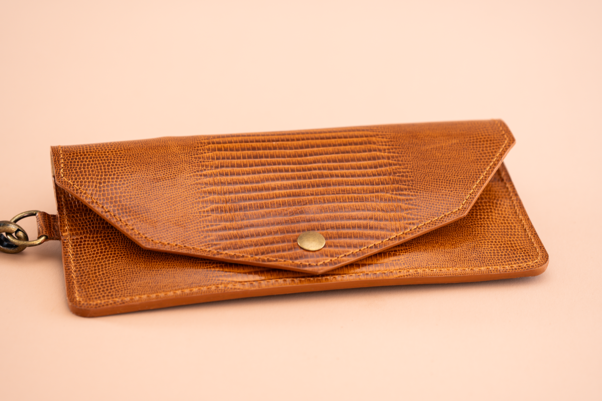 Clutch aus geprägtem Kalbsleder