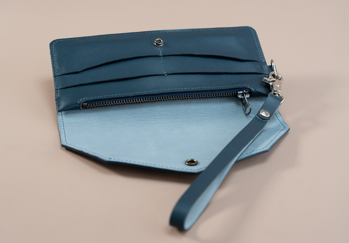 Clutch aus stahlblauem Kalbsleder